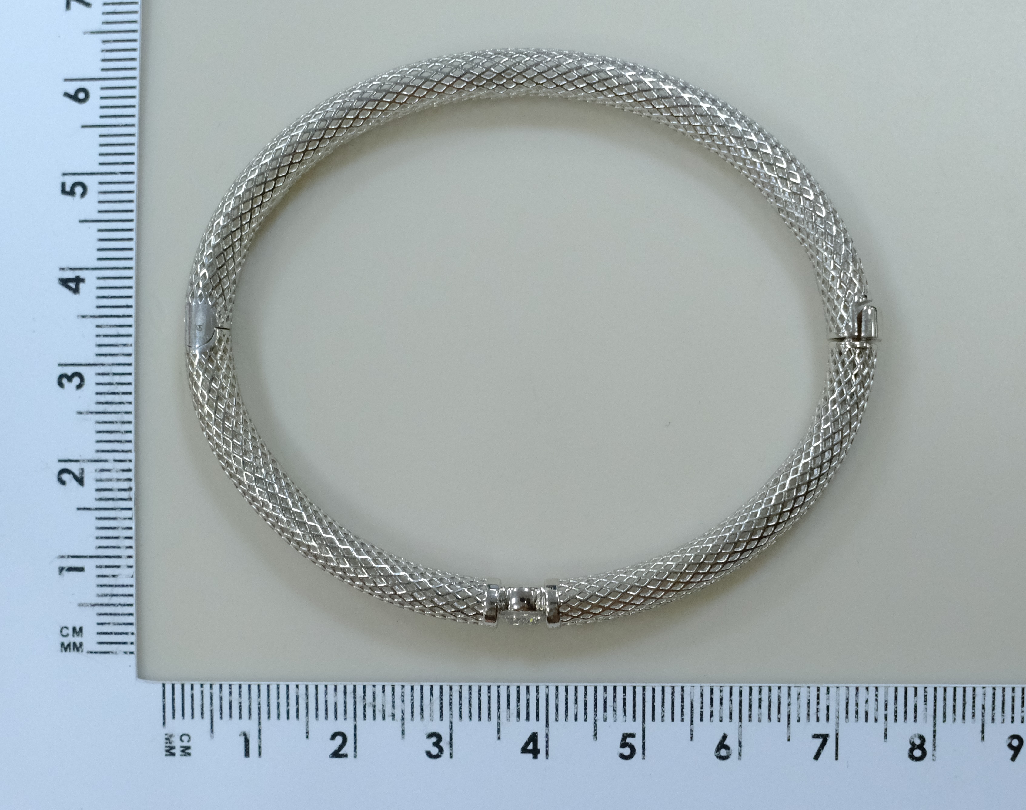 Серебряный жесткий браслет с кубическим цирконием